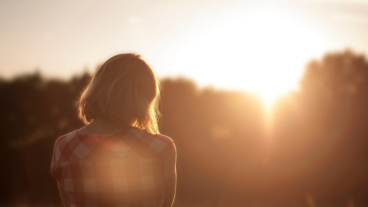 Témoignage cancer d’une femme contemplant un paysage de montagnes