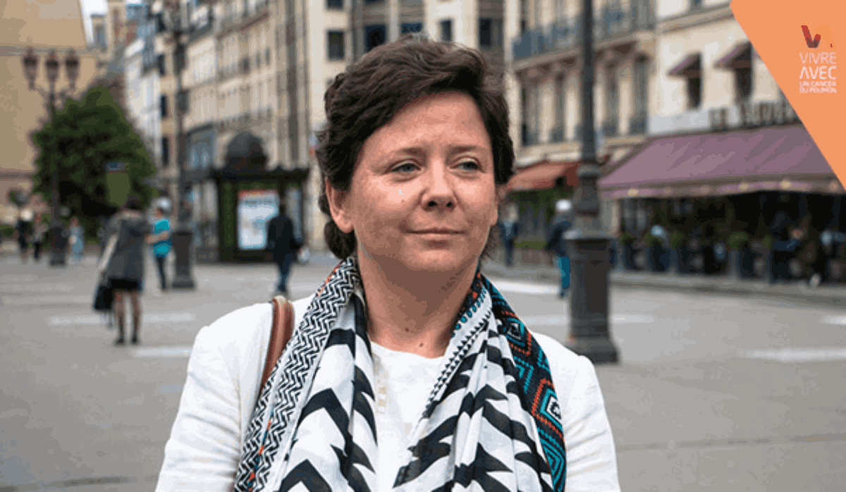 Témoignage cancer d’une femme debout dans une rue urbaine