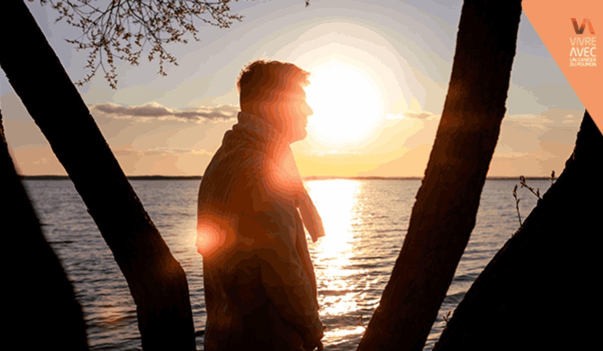 Témoignage cancer d’un homme face à la mer au coucher du soleil
