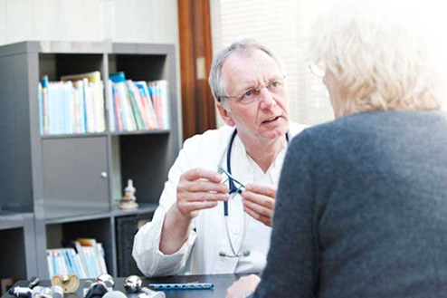 Médecin consultant son patient