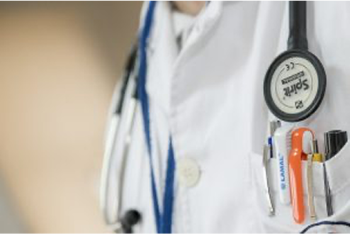 Médecin avec un stéthoscope et des stylos médicaux dans la poche ; représentant l'équipe médicale professionnelle pour Vivre avec un cancer du poumon