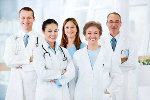 Équipe de médecins au visage souriant