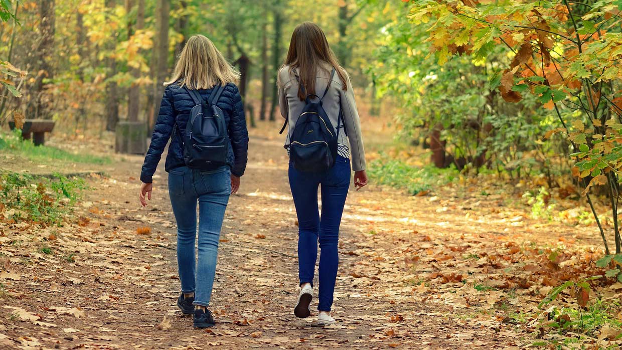 Vue arrière d'une fille assise dans un banc en pierre