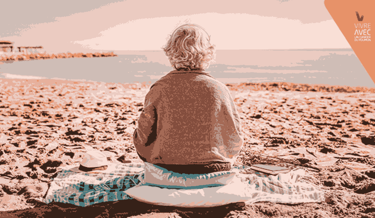 Témoignage cancer d’une femme assise sur la plage regardant l’horizon